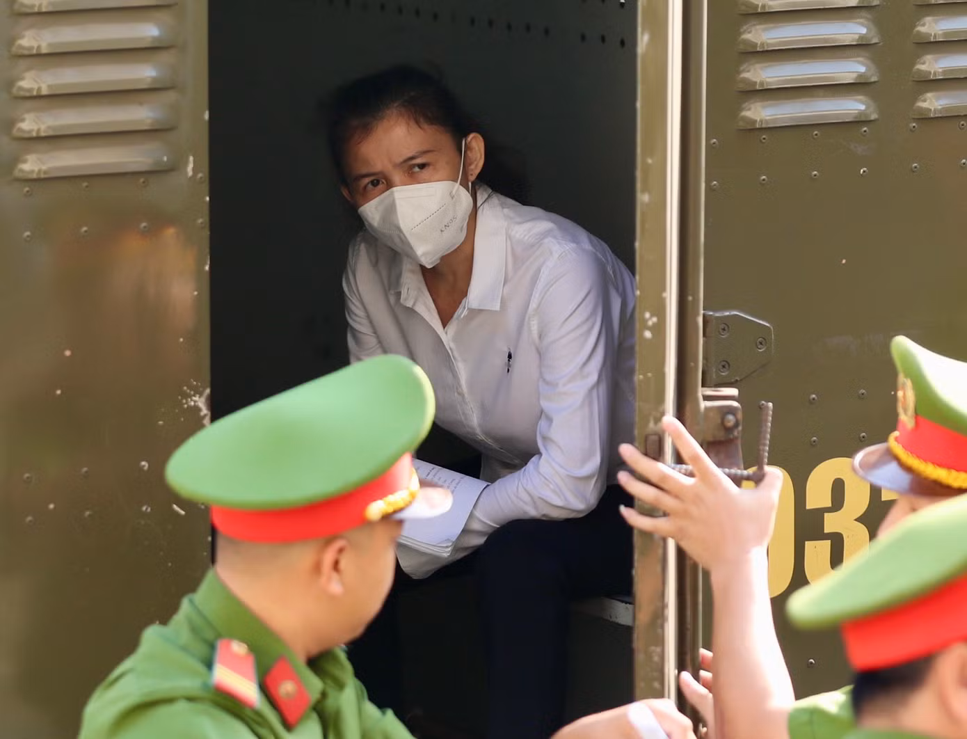 Bị cáo Hàn Ni được áp giải đến phiên toà. Ảnh: Duy Anh