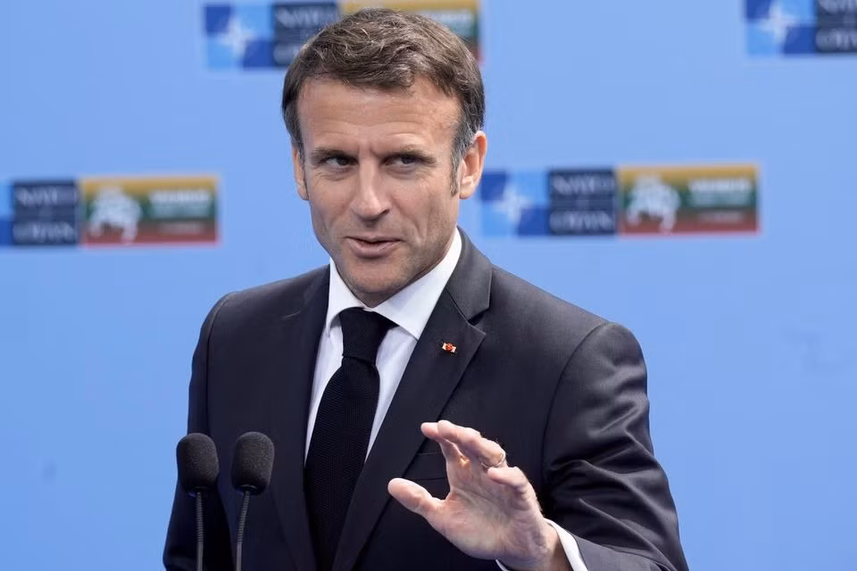 Tổng thống Pháp Emmanuel Macron đến hội nghị thượng đỉnh NATO ở Vilnius (Litva). Ảnh: Reuters
