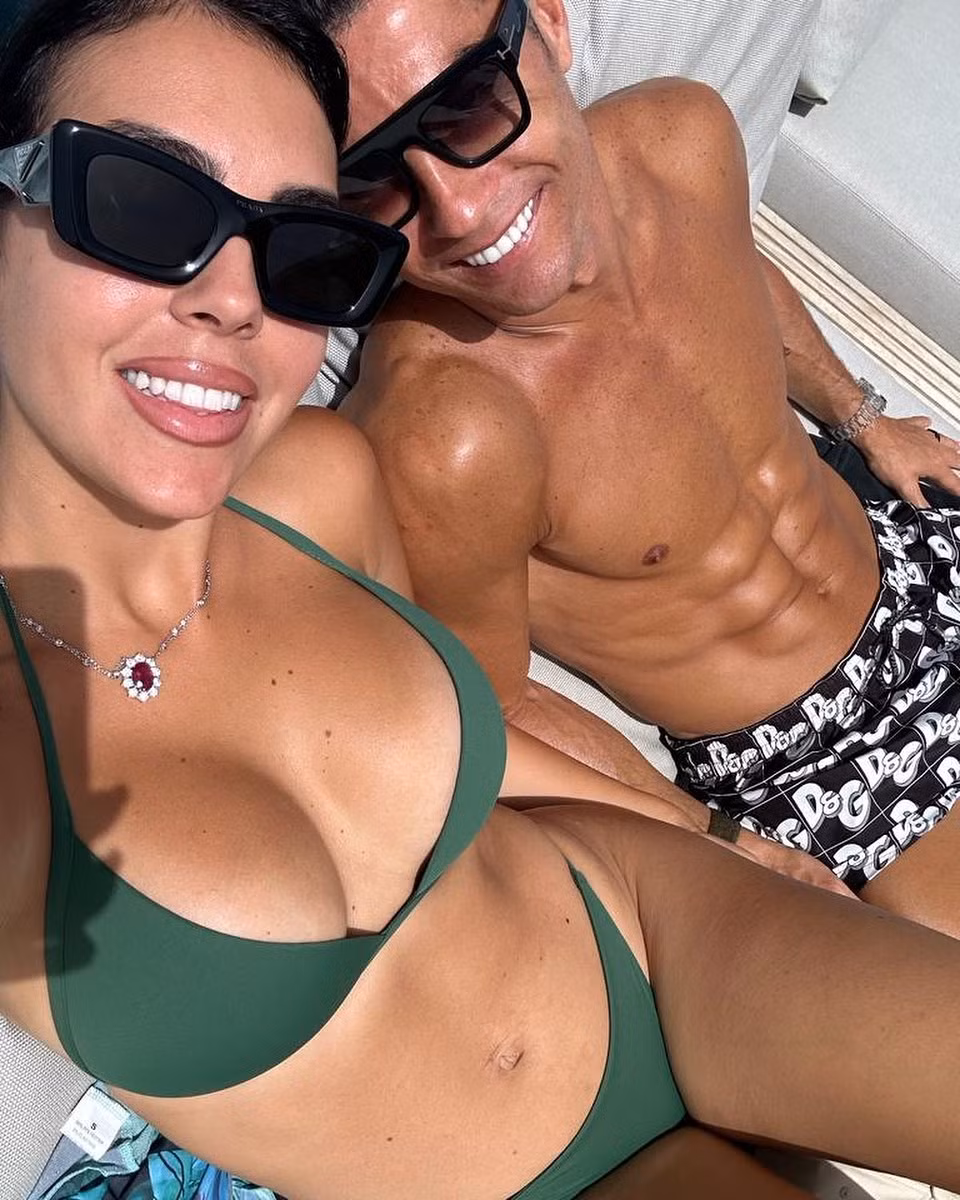 Bức ảnh tình tứ của Ronaldo với bạn gái nhận được hơn 18,4 triệu lượt Thích.