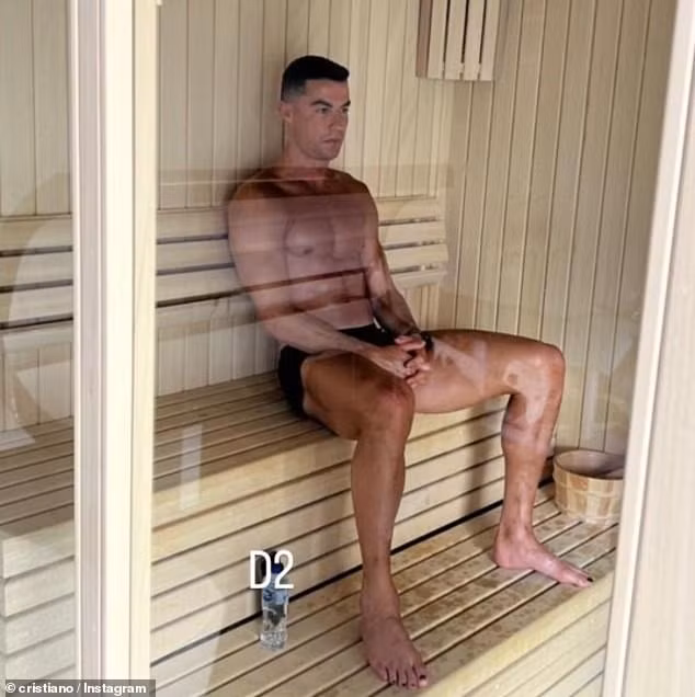 CR7 sơn móng chân không phải để làm đẹp, mà vì ngăn ngừa nấm và vi khuẩn do thường xuyên đi giày.