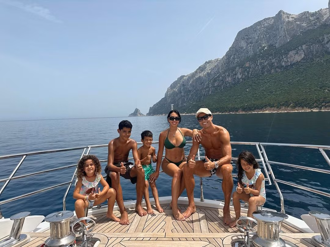 Các con riêng của Ronaldo là Cristiano Jnr (12 tuổi), cặp song sinh Eva và Mateo (5 tuổi), cùng con gái do Georgina sinh, Alana Martina (5 tuổi), đều có mặt trong chuyến đi. Không rõ cặp đôi có mang theo con gái út Bella (13 tháng tuổi) không.