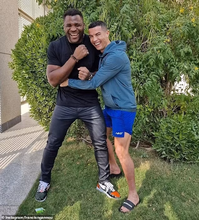CR7 sơn móng chân không phải để làm đẹp, mà vì ngăn ngừa nấm và vi khuẩn do thường xuyên đi giày.
