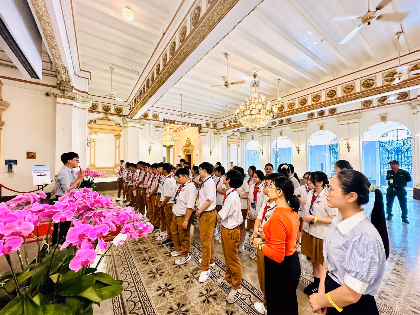 Du khách đang nghe hướng dẫn viên giới thiệu về toà nhà