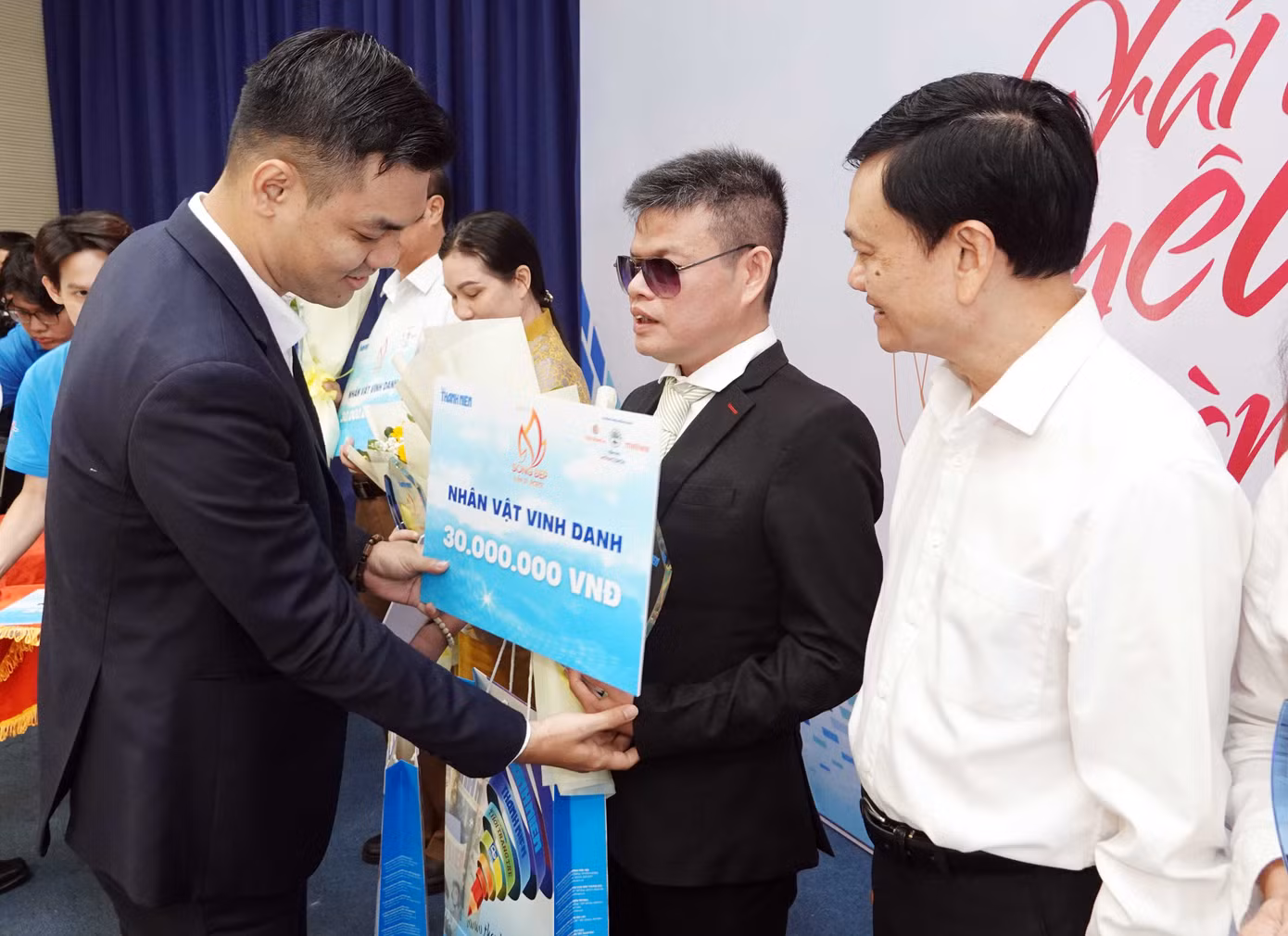 Ban tổ chức trao giải Nhân vật truyền cảm hứng.