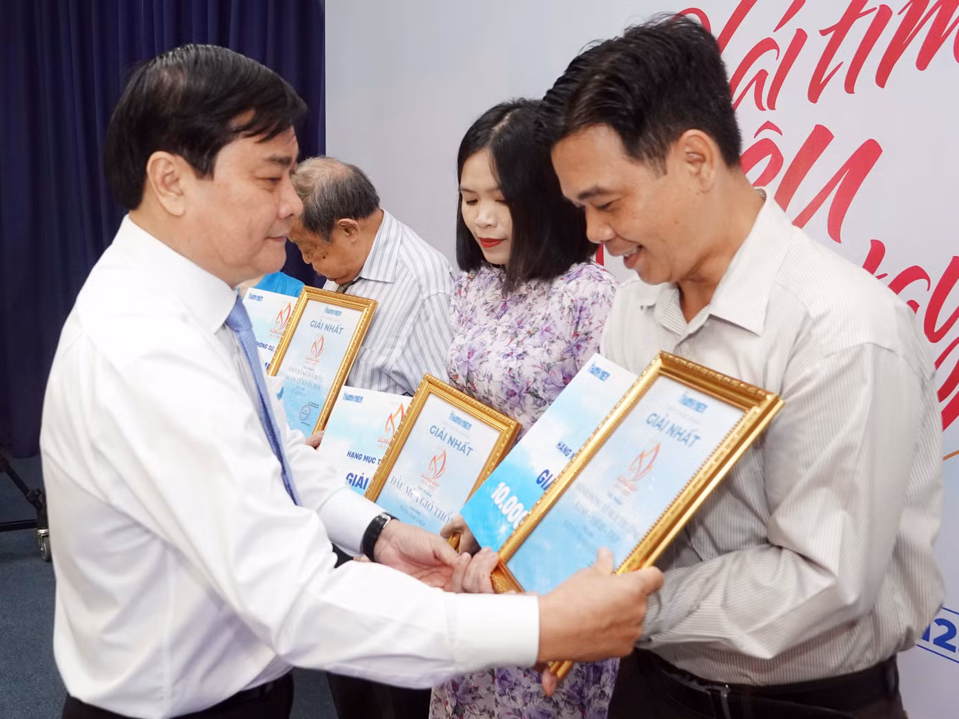 Ông Nguyễn Ngọc Toàn đang trao giải cho các tác giả đoạt giải Nhất.