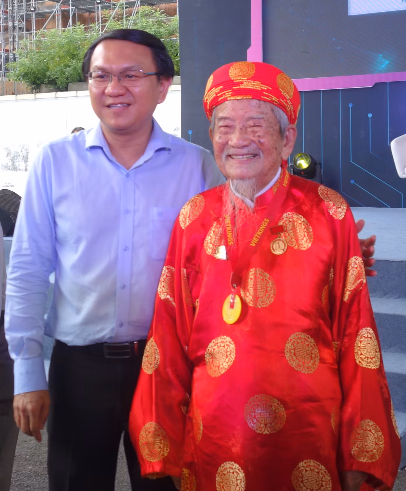 Ông Lâm Đình Thắng và cụ Nguyễn Đình Tư. Ảnh: Trọng Thịnh.