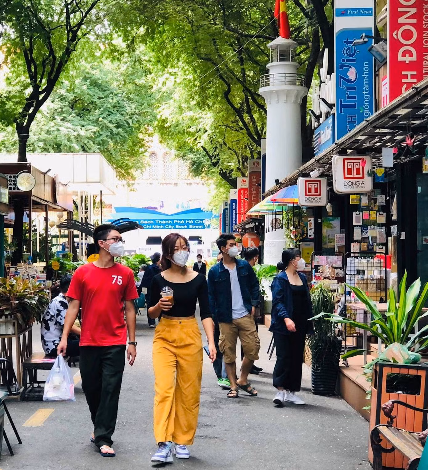 Đường sách TPHCM là điểm đến, là nơi du khách tham quan, đọc và mua sách