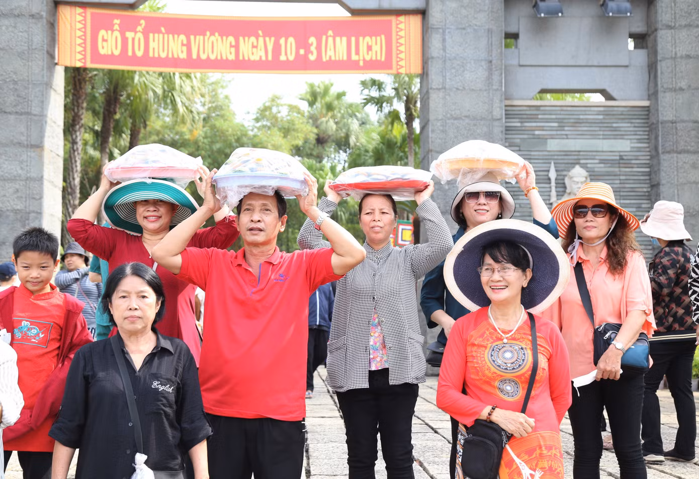 Người dân đội Lễ lên dâng Quốc Tổ.