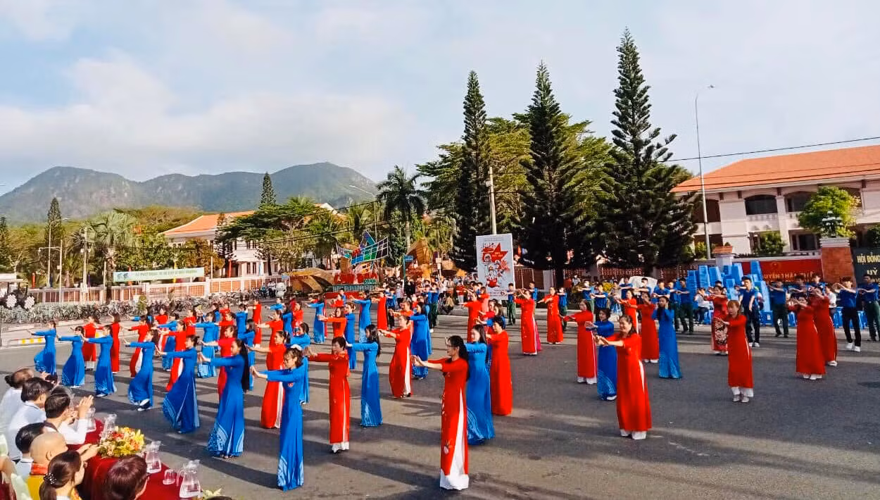 Nhảy flashmob do hội viên, đoàn viên Huyện đoàn, HND, Phụ nữ và LĐLĐ thực hiện (Ảnh CTV)