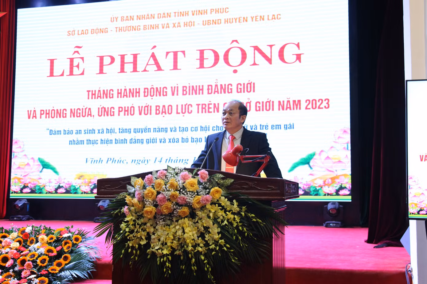 Giám đốc Sở LĐ-TB&amp;XH Lưu Văn Dũng phát biểu tại lễ phát động. Ảnh: Dương Chung