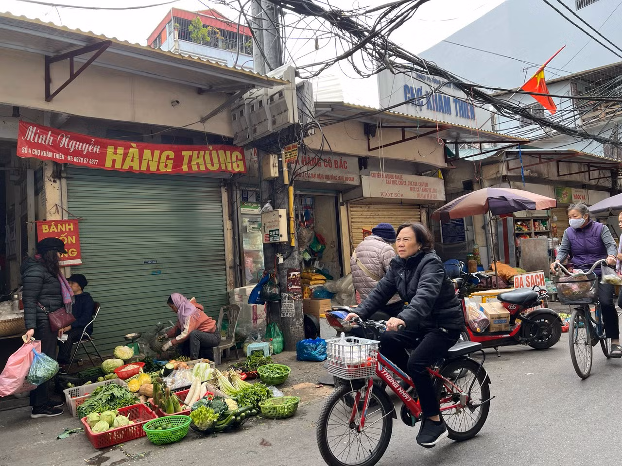 UBND TP Hà Nội vừa có kế hoạch về việc phát triển và quản lý chợ trên địa bàn thành phố năm 2024. Dự kiến, Hà Nội sẽ xây mới 36 chợ, cải tạo 76 chợ. Tuy nhiên, theo ghi nhận của PV Tiền Phong, các khu chợ dự kiến xây mới đều trong tình trạng ế ẩm. Tại chợ Khâm Thiên (dự kiến xây mới năm 2024), bên trong chợ gần như không có hoạt động kinh doanh.