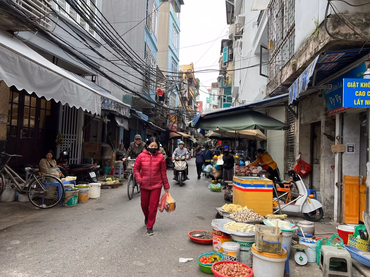 Trong khi đó dọc ngõ chợ Khâm Thiên (phía bên ngoài chợ), có hàng chục sạp buôn bán lớn nhỏ, tấp nập khách ra vào mua bán.