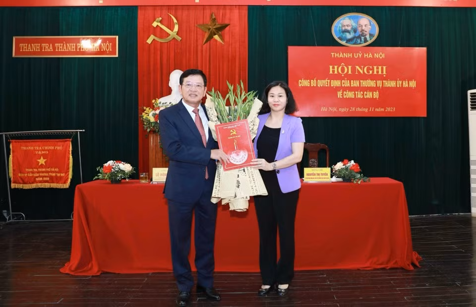 Phó Bí thư Thường trực Thành ủy Nguyễn Thị Tuyến trao Quyết định cho tân Chánh Thanh tra Thành phố Hà Nội Trần Đức Hoạt