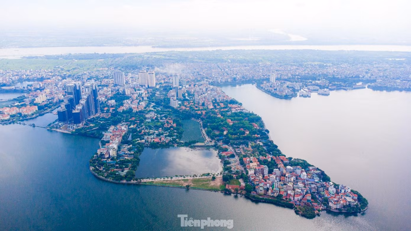 Đại diện UBND quận Tây Hồ cho biết, sau khi có chỉ đạo của Chủ tịch UBND TP Hà Nội, quận đang nghiên cứu kế hoạch bổ cập nước cho hồ Tây, sau đó dẫn nước vào sông Tô Lịch.