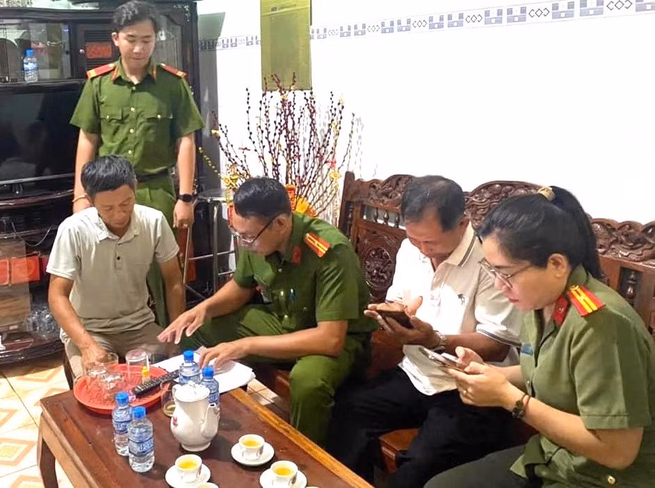 Công an đến tận nhà hướng dẫn người dân cài đặt và kích hoạt ứng dụng VNeID, dịch vụ công trực tuyến