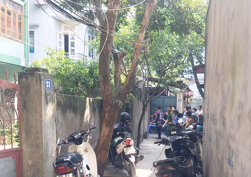 Người dân bàng hoàng kể giây phút con đâm bố vợ cũ, đốt nhà ảnh 1