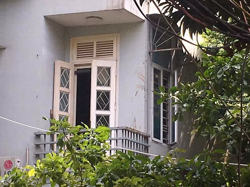 Người dân bàng hoàng kể giây phút con đâm bố vợ cũ, đốt nhà ảnh 2