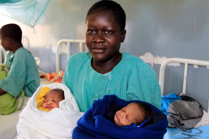 Bà Millicent Owuor cùng hai người con trai Barack Obama (trái) và Mitt Romney (phải)