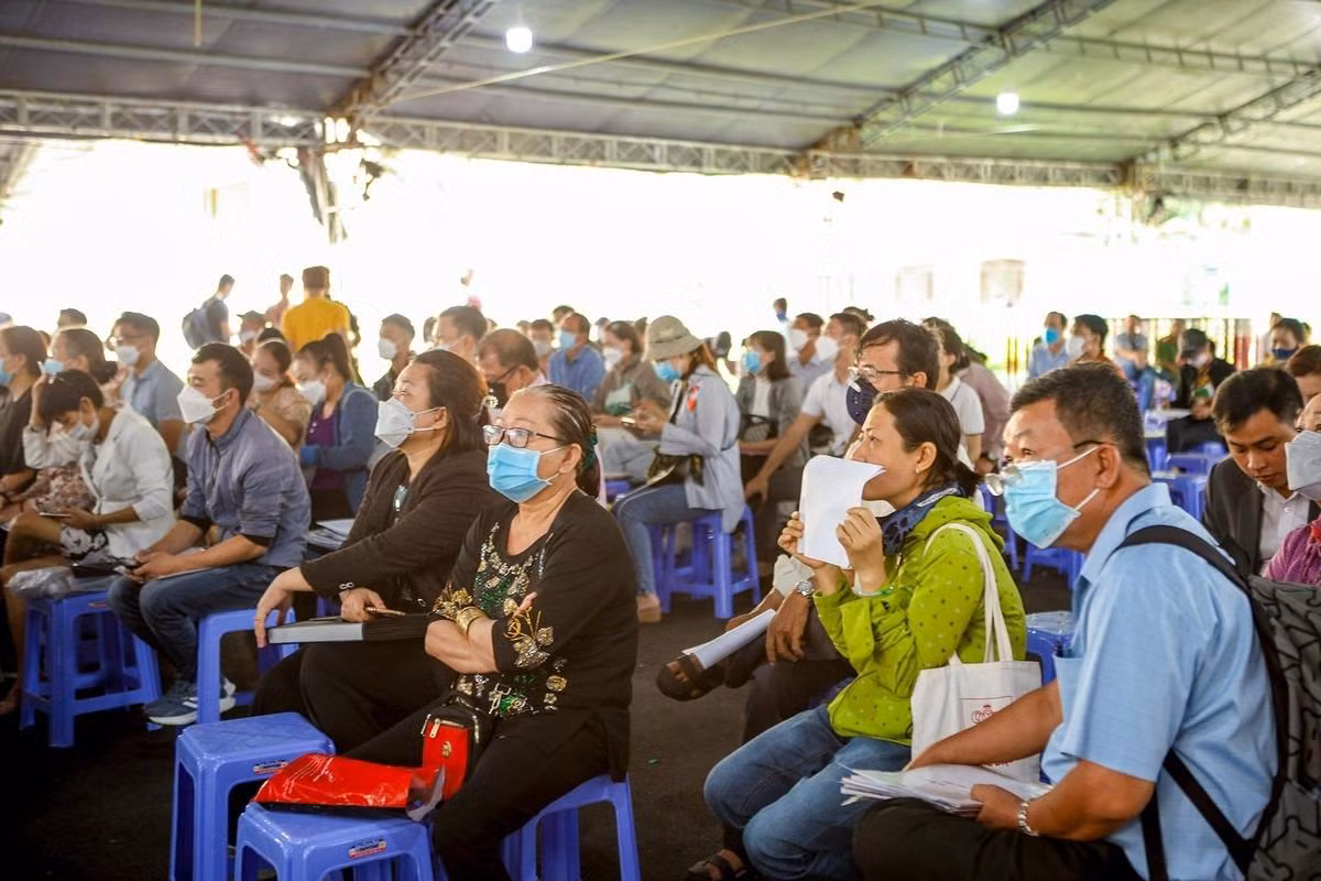 Nhiều người bị hại theo dõi phần xét hỏi của tòa.