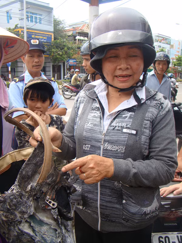 Bà Phạm Thị Nụ thoát nạn, nhưng xe máy và hang hóa bị thiệt hại