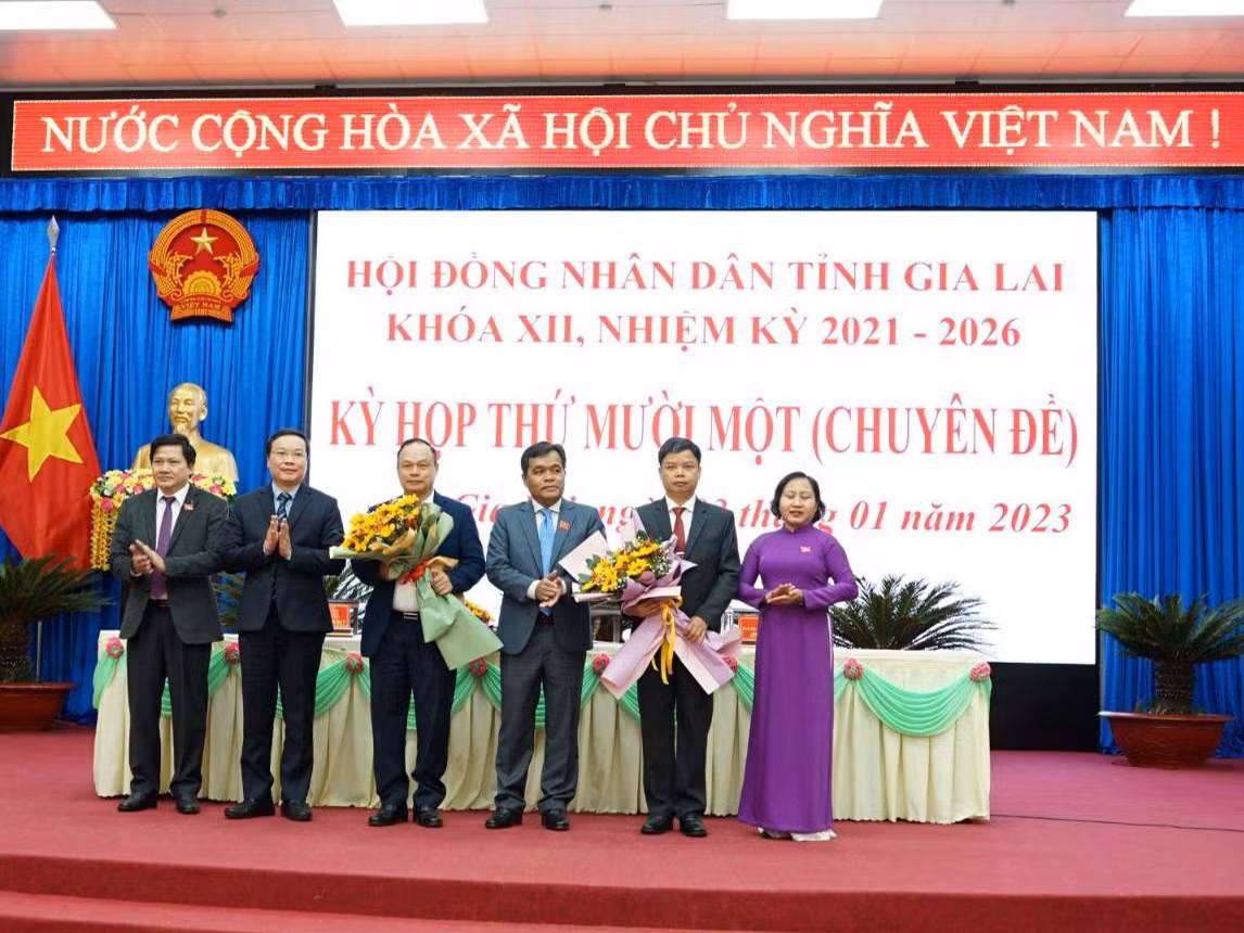 Thường trực HĐND tỉnh tặng hoa chúc mừng ông Nguyễn Hữu Quế và ông Dương Mah Tiệp giữ chức Phó Chủ tịch UBND tỉnh nhiệm kỳ 2021-2026