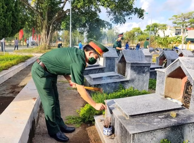 Đoàn công tác dâng hương, hoa tại Nghĩa trang Liệt sỹ huyện Hậu Lộc
