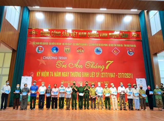 Thượng tá Trần Viết Năng cùng Đoàn công tác thăm, tặng quà cho các gia đình chính sách, thương binh, bệnh binh...