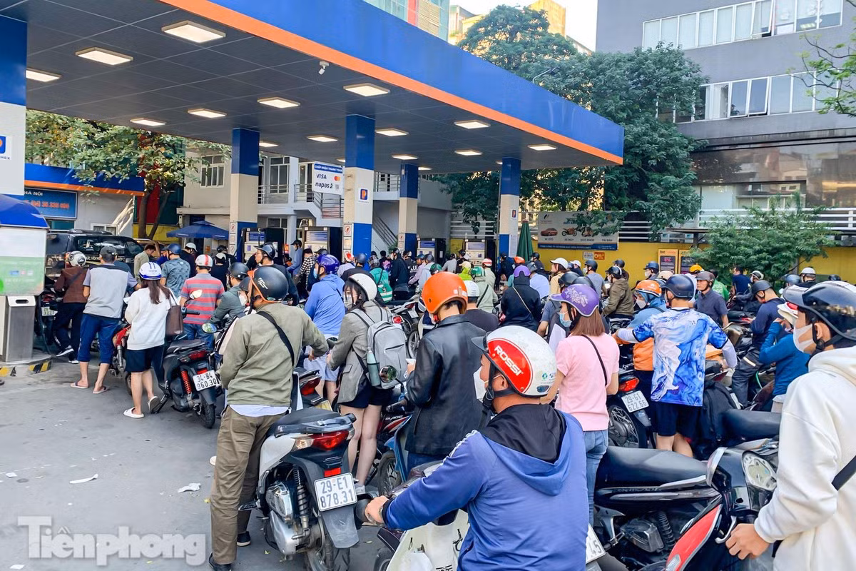 Hình ảnh đông nghẹt tại cây xăng trên phố Tây Sơn (Hà Nội) vào năm 2022, thời điểm nhiều nơi cây xăng đóng cửa.