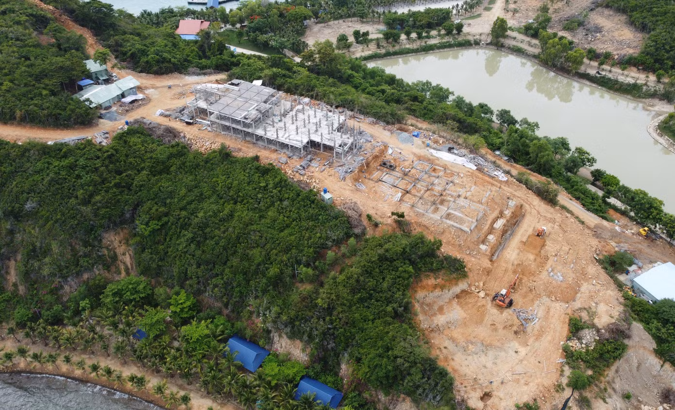Phía Bắc đảo Hòn Miễu bị cày xới tan nát khi làm khu du lịch. Ảnh L.H