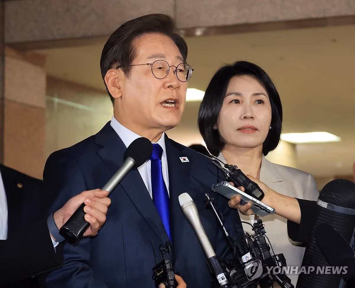 Ông Lee Jae-myung xuất hiện cùng vợ tối 3/6. (Ảnh: Yonhap) Ông Lee Jae-myung xuất hiện cùng vợ tối 3/6. (Ảnh: Yonhap)