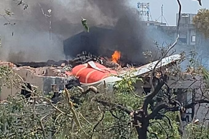 Thủ tướng Ấn Độ Narendra Modi viết trong bài đăng trên X: “Thảm kịch ở Ahmedabad khiến chúng tôi choáng váng và buồn bã. Thật đau lòng không thể diễn tả thành lời. Trong giờ phút đau đớn này, tôi xin gửi lời chia buồn đến tất cả mọi người bị ảnh hưởng. Tôi đã liên lạc với các bộ trưởng và chính quyền đang nỗ lực hỗ trợ những người bị ảnh hưởng”. (Ảnh: Telegram)