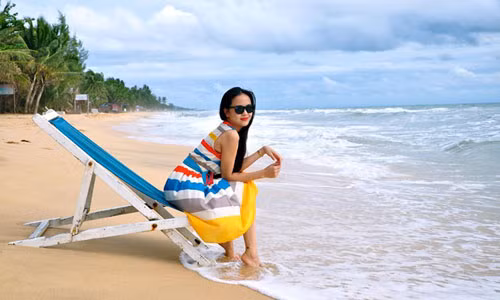 Cô có gương mặt Á đông và vẻ ngoài dịu dàng