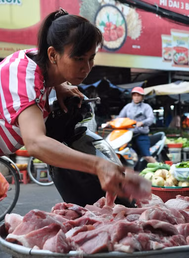 Mua vội miếng thịt ở chợ Bà Chiểu (Q. Bình Thạnh, TP.HCM) vào phiên chợ chiều - Ảnh: Quang Định
