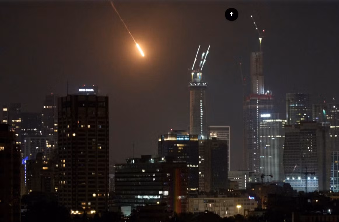 Một tên lửa bắn vào thành phố Tel Aviv của Israel tối 13/6. (Ảnh: AP)