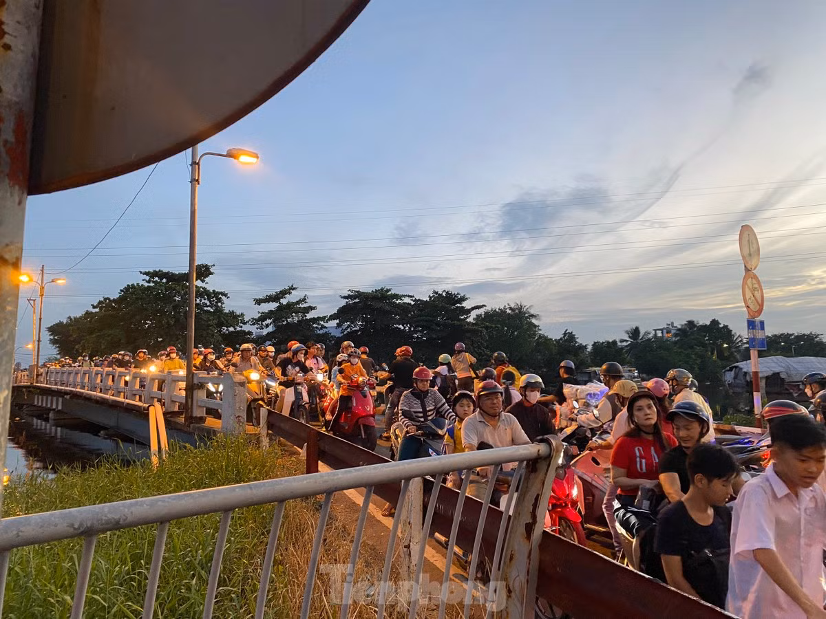 Cầu Phú Định thường xuyên ùn ứ vào giờ cao điểm. Ảnh: Hữu Huy