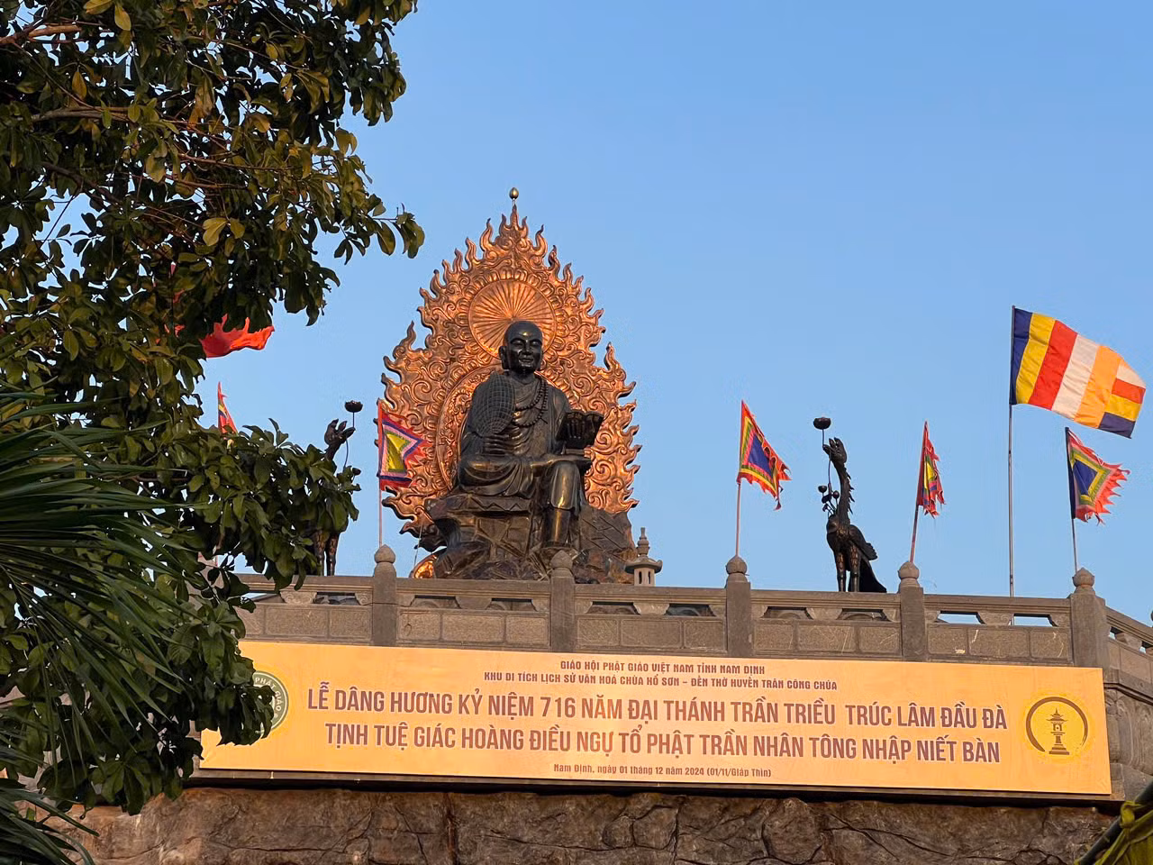 Đoàn đại biểu tham quan và dâng hương tại di tích chùa Hồ Sơn - nơi thờ phụng Huyền Trân công chúa.