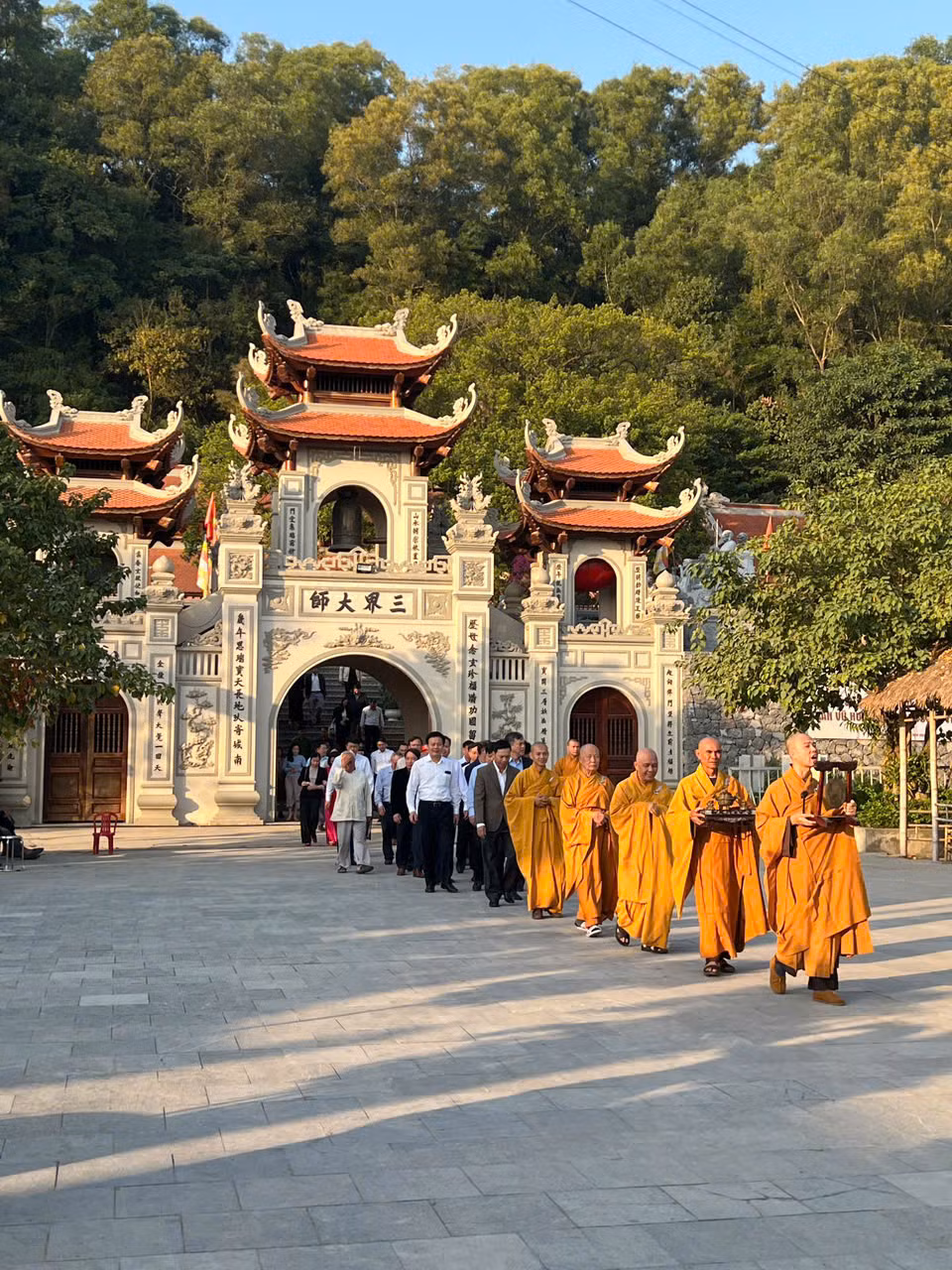 Đoàn đại biểu tham quan và dâng hương tại di tích chùa Hồ Sơn - nơi thờ phụng Huyền Trân công chúa.