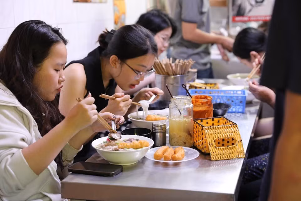 Phở Hà Nội không chỉ là thức quà sáng quen thuộc, còn là nét văn hóa ẩm thực nổi bật của Thủ đô.