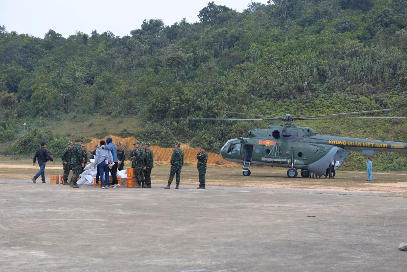 Đầu tháng 11, đoàn làm phim đã ghi hình ở Mộc Châu (Sơn La). Thời tiết ở khu vực vùng núi cao buốt lạnh, trong khi ê-kíp áo ấm vẫn co ro thì các diễn viên chịu lạnh, khẩn trương phối hợp với lực lượng Không quân Việt Nam hoàn thành cảnh quay trực thăng cứu thương và chở hàng cứu trợ.