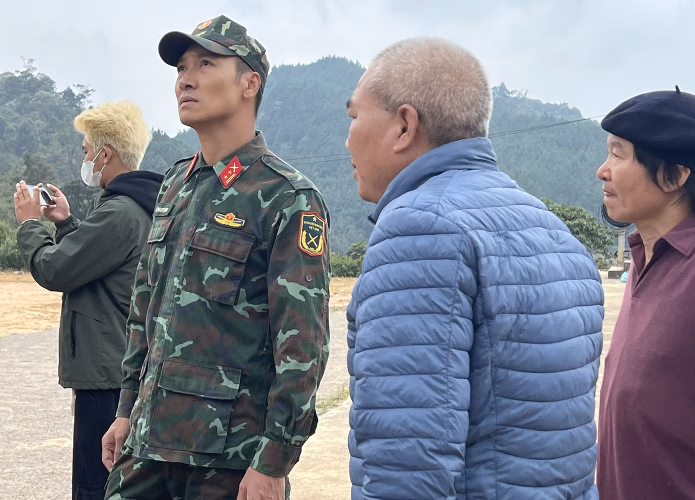 Mạnh Trường xuất hiện rắn rỏi trong tạo hình chiến sĩ dày dặn kinh nghiệm, rũ bỏ hoàn toàn hình ảnh soái ca trước đó trong một số bộ phim đời sống đô thị. Anh thành công thể hiện được sự cương nghị, phong thái và tinh thần của người lính Cụ Hồ. Trước đó, nhà sản xuất hé lộ một số hình ảnh hậu trường cho thấy nhân vật của Mạnh Trường ngâm mình trong mưa, ngập để cứu trợ đồng bào.