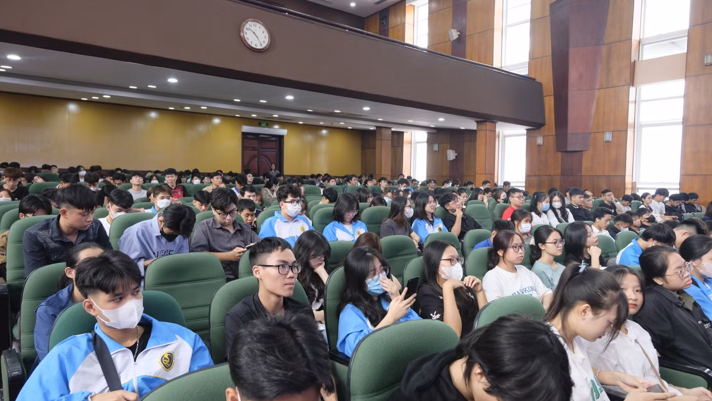 Đông đảo sinh viên đến từ các trường đại học tham dự chương trình. Ảnh: Châu Linh