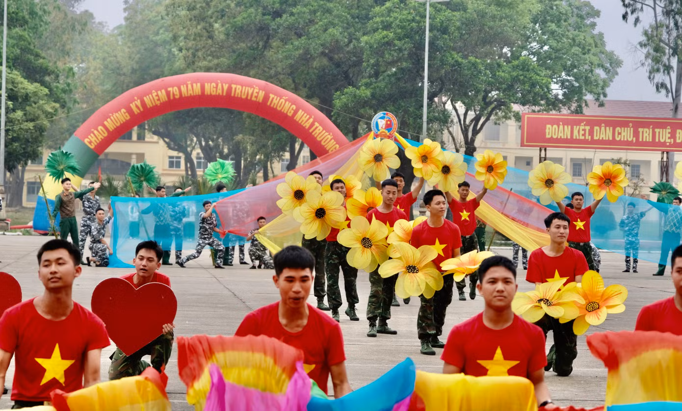 Phần thi múa hát tập thể, dân vũ tiêu biểu tại chương trình. Ảnh: Châu Linh