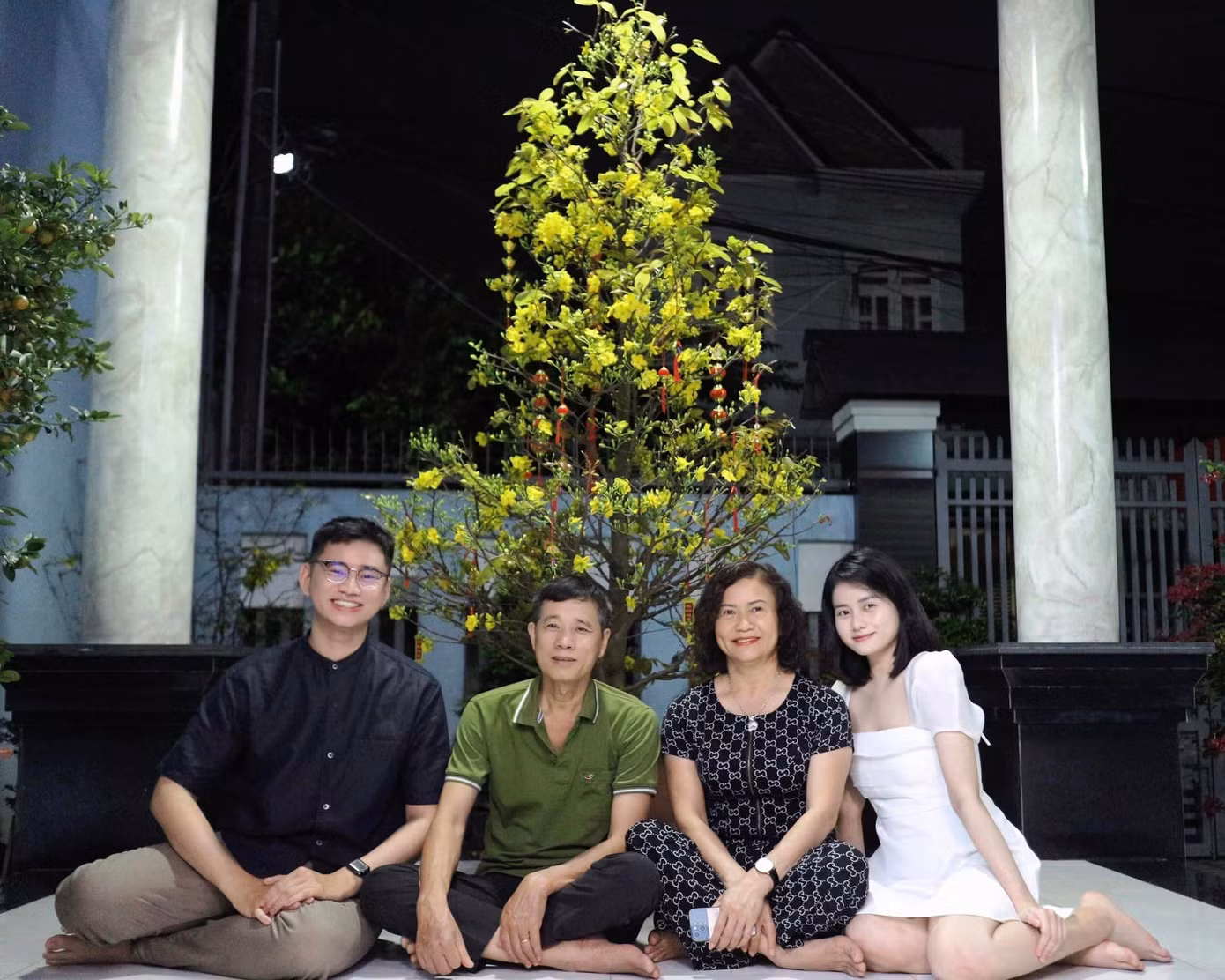Tuyết Nhi chụp ảnh bên gia đình trước ngày lên đường thực hiện nghĩa vụ quân sự.