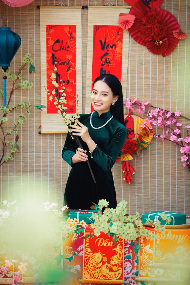 Bí quyết chụp ảnh Tết đẹp của nhiều bạn trẻ là trang điểm nhẹ nhàng, dùng cành hoa, phụ kiện đặc trưng ngày Tết để tạo dáng sinh động hơn.