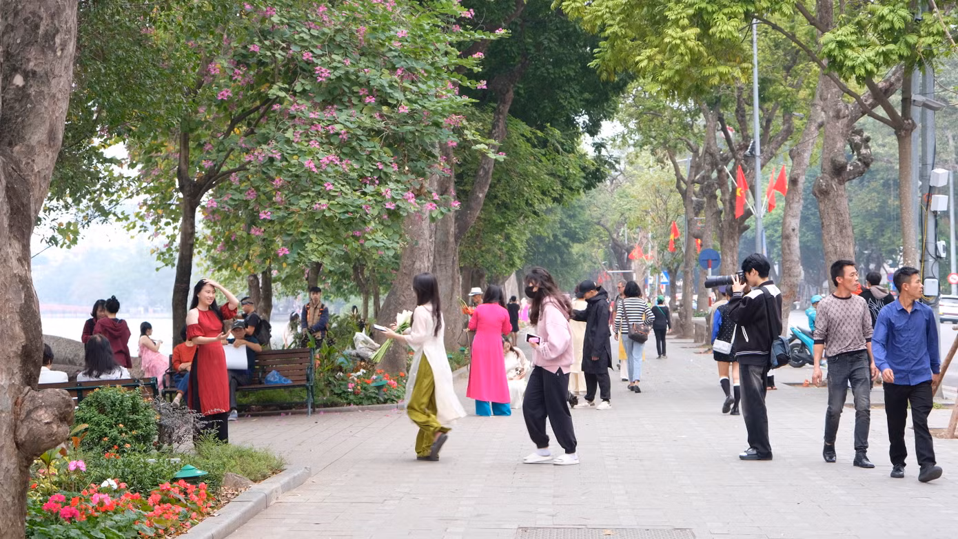 Phố đi bộ Hồ Gươm không chỉ là nơi mọi người có thể đi dạo, vui chơi, giao lưu, trò chuyện, mà còn là nơi diễn ra các trò chơi dân gian, hoạt động văn hóa nghệ thuật... Đặc biệt, nơi đây cũng là lựa chọn của nhiều bạn trẻ chụp ảnh trong dịp Tết. Sau 5 năm làm việc tại Nhật Bản, bạn Nguyễn Thị Diệp (24 tuổi, quê ở Hưng Yên) trở về Hà Nội và ngỡ ngàng trước sự thay đổi về phong cảnh, sự nhộn nhịp của Thủ đô. Đặc biệt, phố đi bộ Hồ Gươm đã lưu giữ nhiều kỷ niệm của Diệp cùng bạn bè trong những năm sống ở Hà Nội. Vì vậy, cô bạn quyết định chụp bộ ảnh áo dài đón Tết tại đây. Ảnh: Diệu Nhi