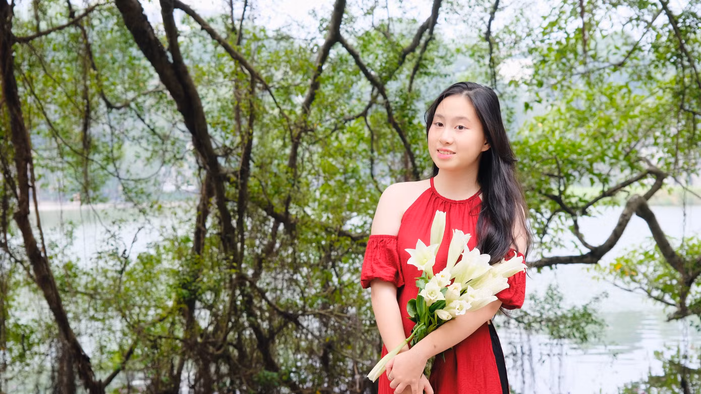 Áo dài đỏ, hồng là lựa chọn của nhiều bạn nữ với mong muốn đón nhận may mắn, nhiều điều tốt lành trong học tập, công việc ở năm 2024. Ảnh: Diệu Nhi