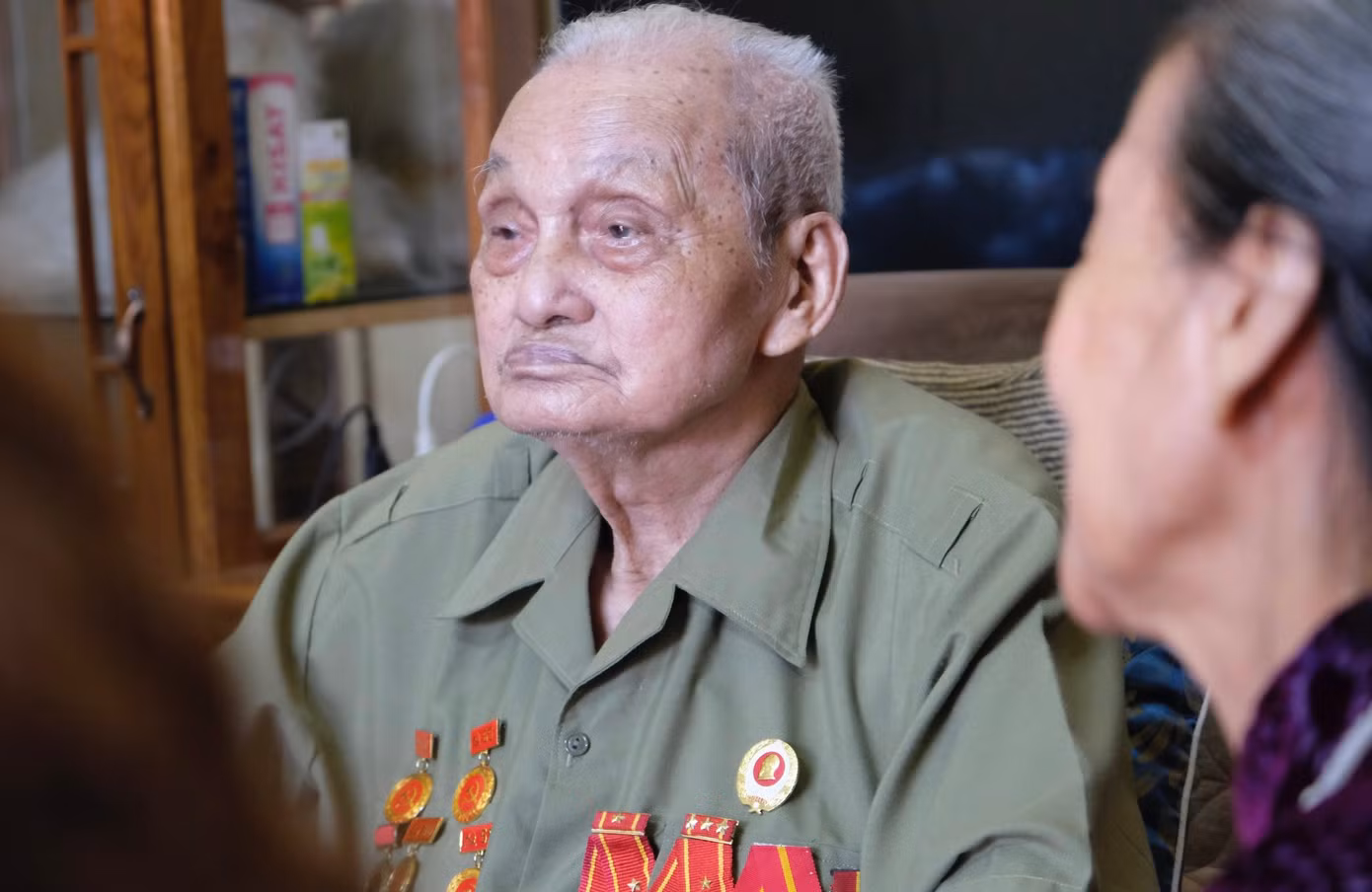 Ông Hoàng Đình Huệ đã nhận Huân chương kháng chiến chống Mỹ hạng Nhất, Nhì, Ba. Ảnh: Châu Linh