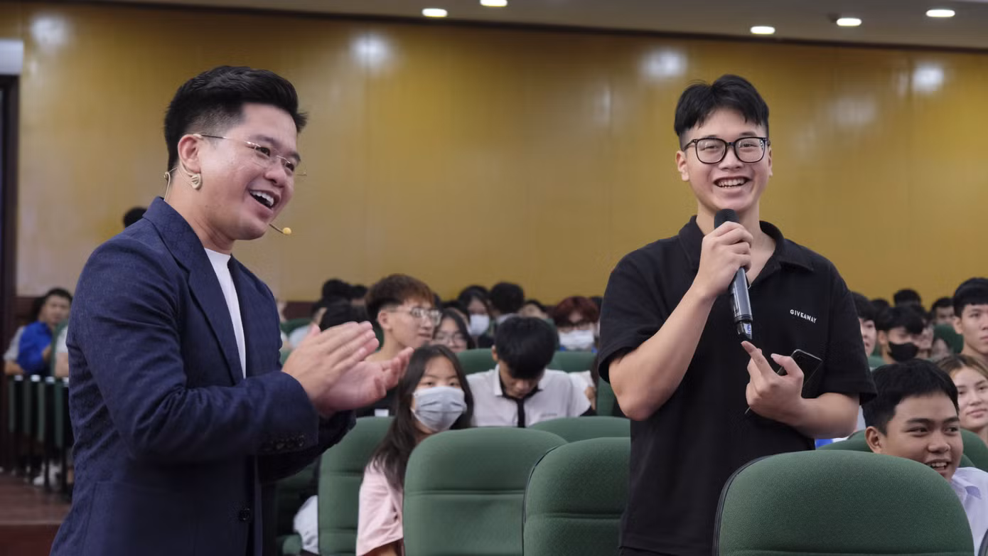 Sinh viên sôi nổi thảo luận, chia sẻ về tầm quan trọng của việc làm chủ bản thân. Ảnh: Châu Linh