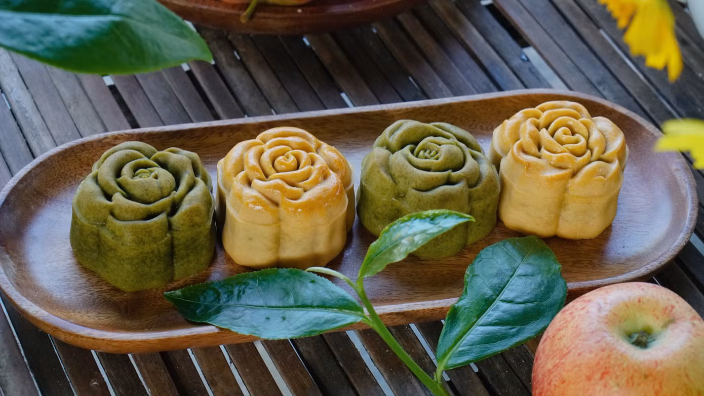Thành quả sau một ngày nhào nặn, nướng bánh của chị Yến cùng con trai nhỏ.