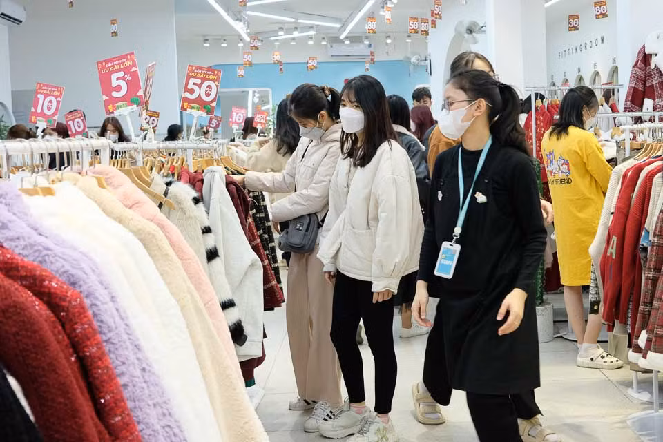 Shop thời trang trên đường Hồ Tùng Mậu giảm giá 50% một số sản phẩm để thu hút khách hàng.